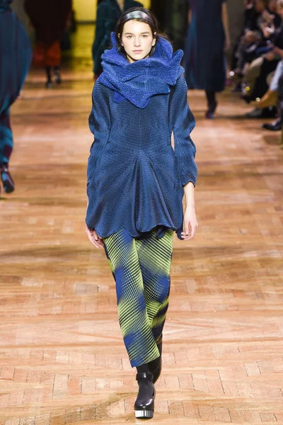Look 30